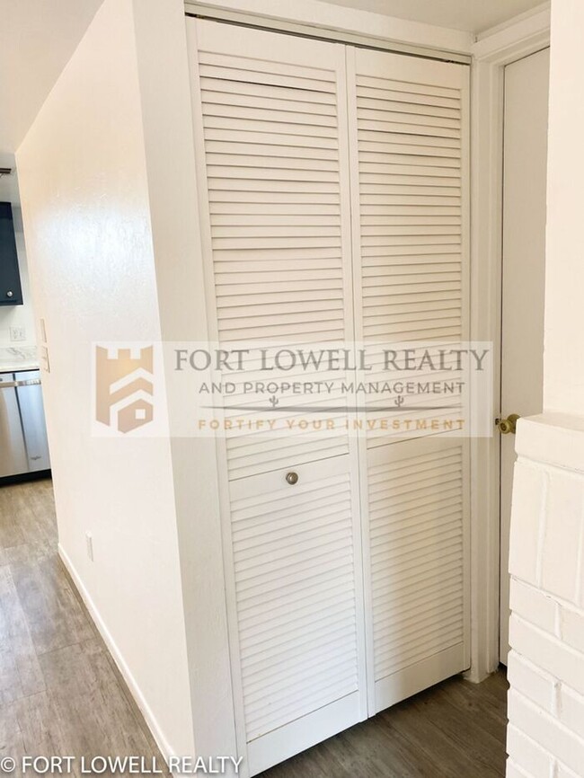 Building Photo - 2 Bed 2.5 Bath Townhome