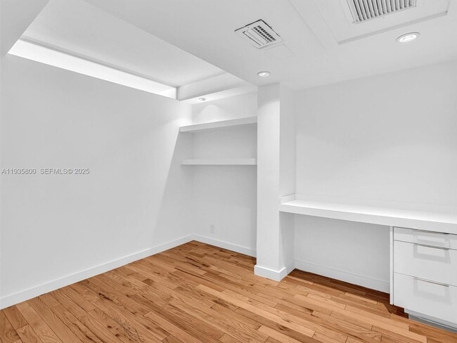 Building Photo - 6770 Indian Creek Dr