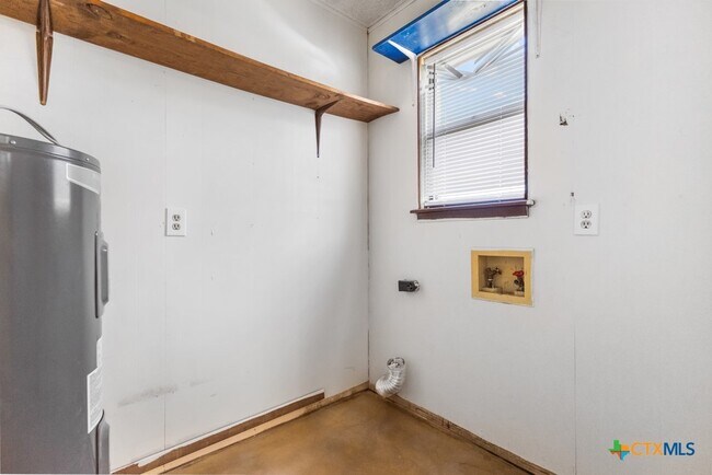 Building Photo - 222 Redbud Ln