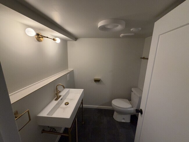 Building Photo - 13715 Thornhurst Ave