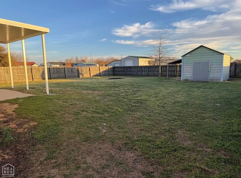 Building Photo - 326 Robinson St