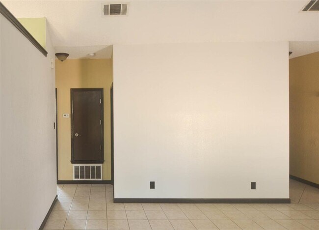 Building Photo - 16402 Malden Dr