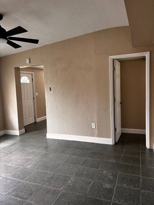 Building Photo - 1402 Donna Ave