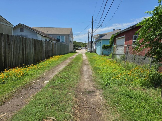 Building Photo - 4315 Avenue L