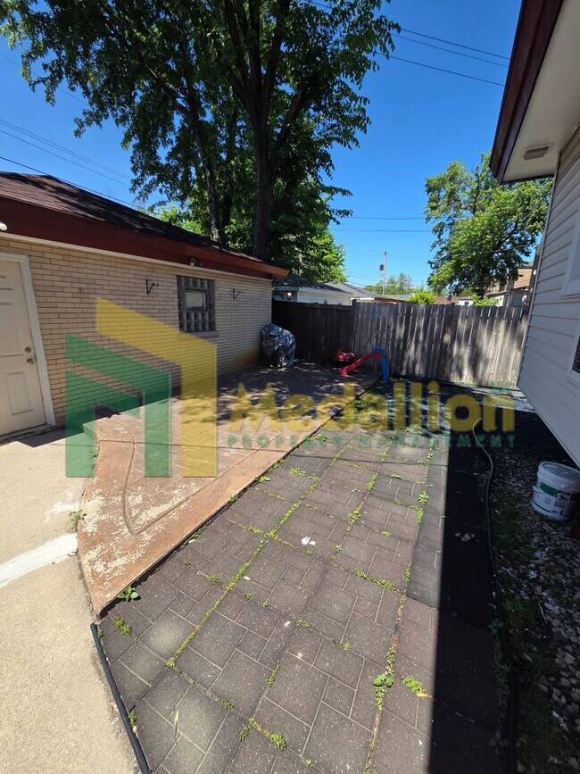 Building Photo - 7154 S Francisco Ave