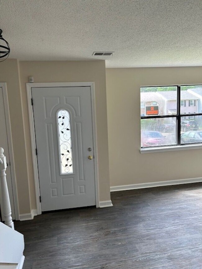 Building Photo - NOW AVAILABLE!! MOVE IN SPECIAL