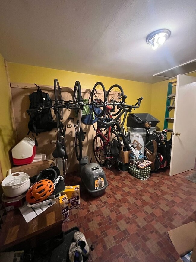 Building Photo - 4-Bedroom 3-Bathroom Home in Springfield