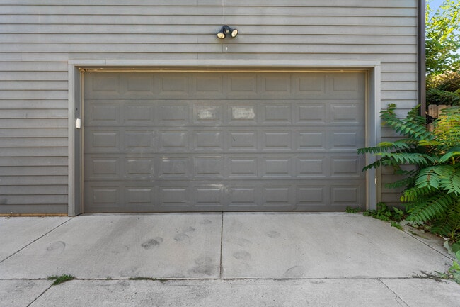 Building Photo - 1544 Utica St