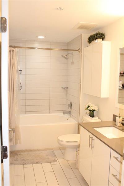 Building Photo - 999 SW 1st Ave