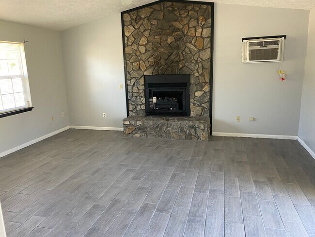 Building Photo - 256 N Berthe Ave