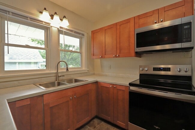 Building Photo - 416 1/2 W Jackson Street Unit