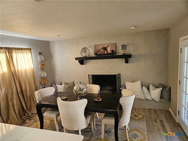 Building Photo - 402 W Tanglewood Dr