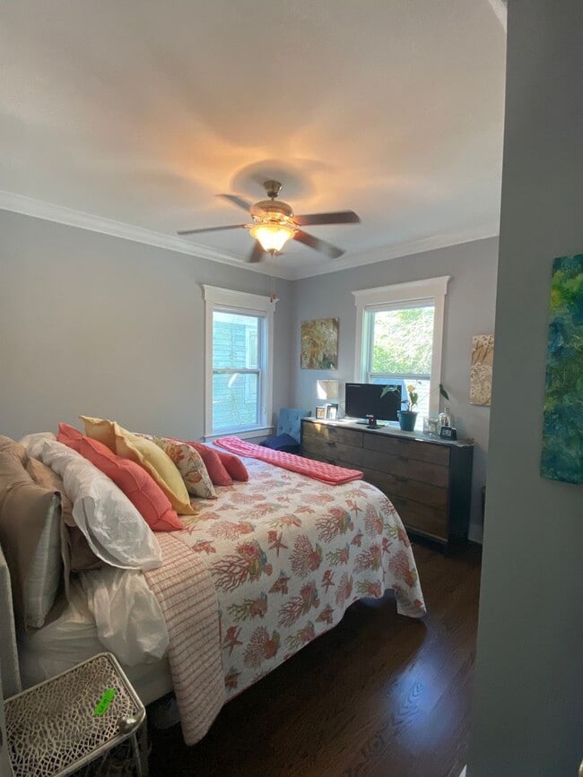 Building Photo - Beautiful Downtown home