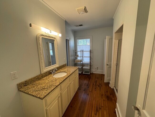 Building Photo - Very Nice 3 bedroom 2 bath home in The Hei...