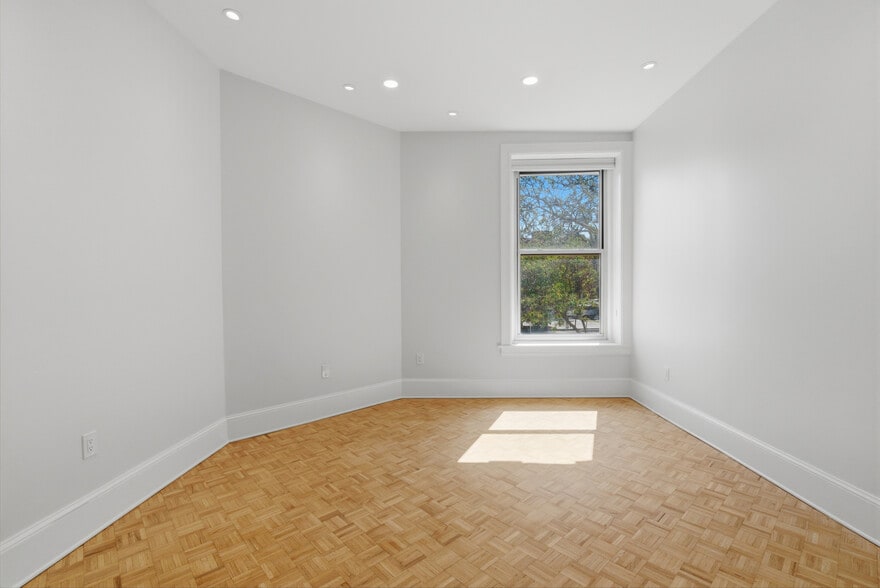 Building Photo - 1851 Columbia Rd NW