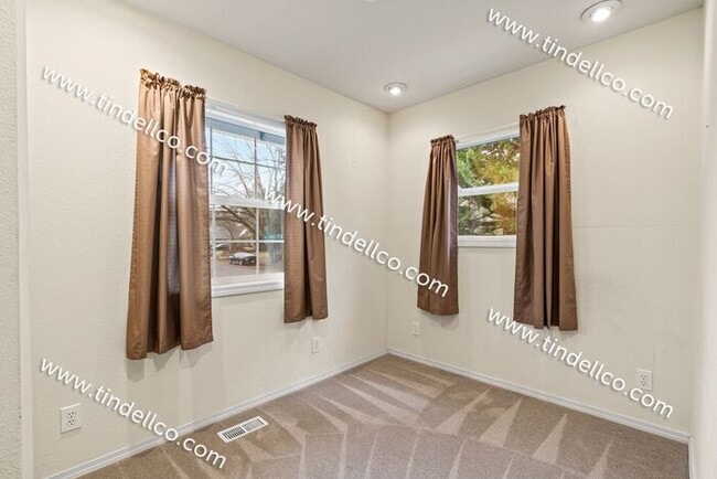 Building Photo - Darling 2 Bedroom North Tabor Home With Of...