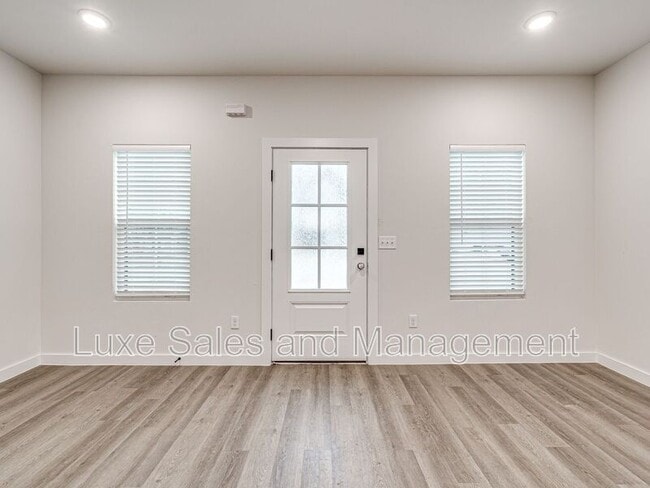 Building Photo - 610 W 2nd St