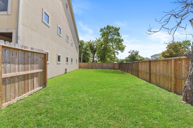 Building Photo - Charming 3-Bed, 2.5-Bath Home in the Heart of the Heights with Spacious Yard & Prime Location