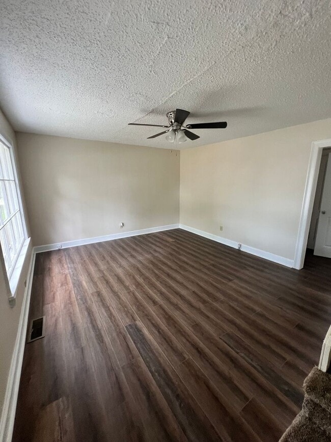 Building Photo - Cozy 2 Bedroom/ 1 Bath Cottage in West Nas...