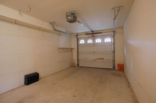 Building Photo - Lovely Home and Property Located on Honeym...