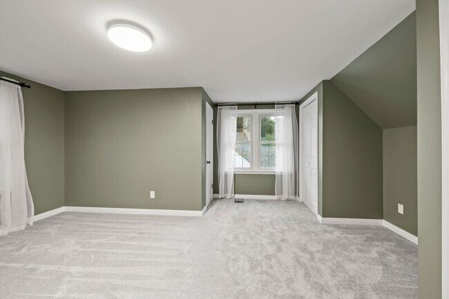 Building Photo - 304 E Schreyer Pl