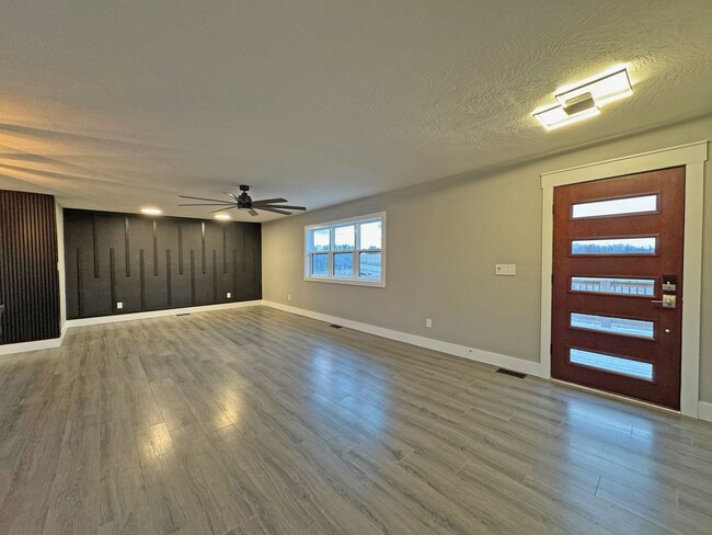 Building Photo - Sleek and Stylish 3 Bedroom Home Available!