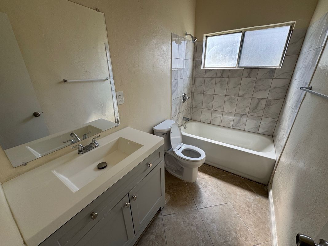 Building Photo - 1915 Cedar Ave