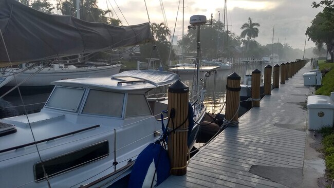 Building Photo - 1000 River Reach Dr