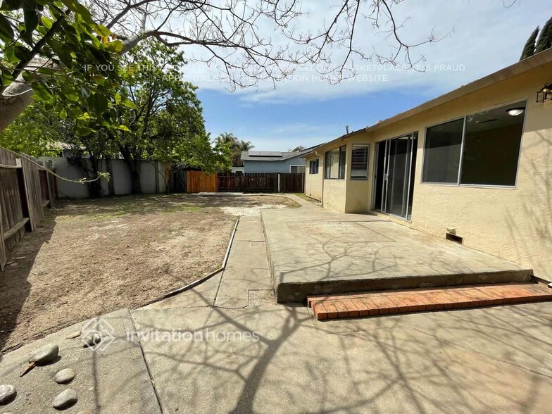 Building Photo - 1385 Meadowlark Dr