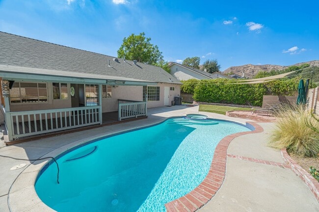 Building Photo - 3-Bedroom Single-Story Home with Private P...