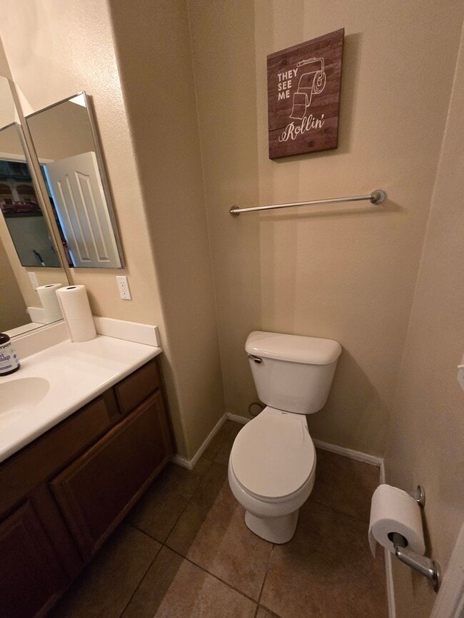 Building Photo - 3 Bedroom 2 Bath located in Mountain View DHS