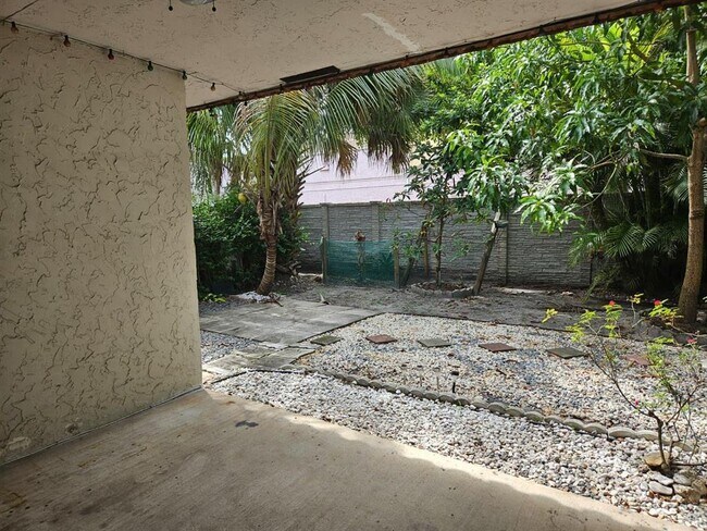 Building Photo - 7904 NW 70th Ct