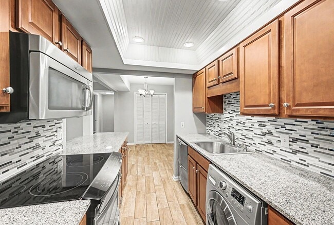Building Photo - Fantastic 1BR/1BA condo in the desirable Georgetown Condominiums in the heart of Green Hills!