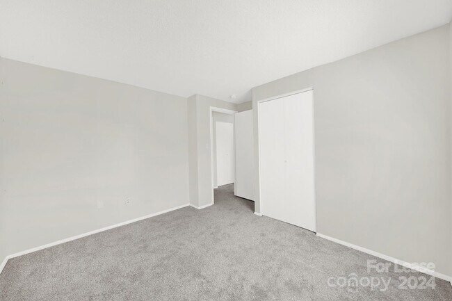 Building Photo - 6230 Holly Knoll Dr