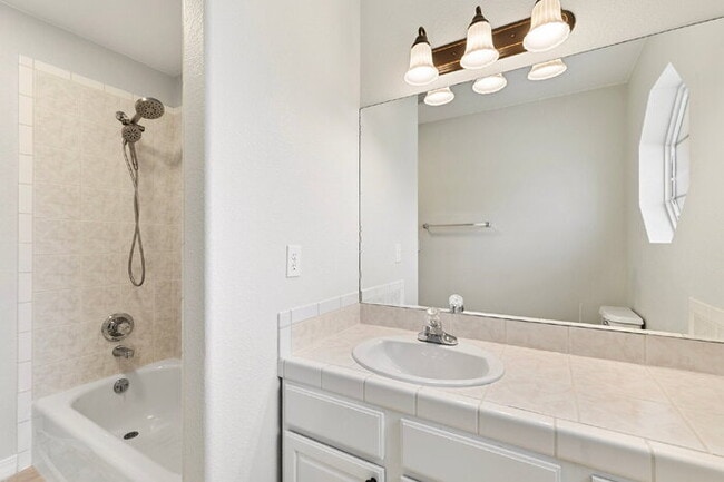 Building Photo - Updated Townhome with Views – Minutes to P...