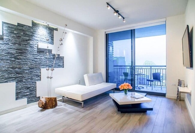 Building Photo - 999 SW 1st Ave