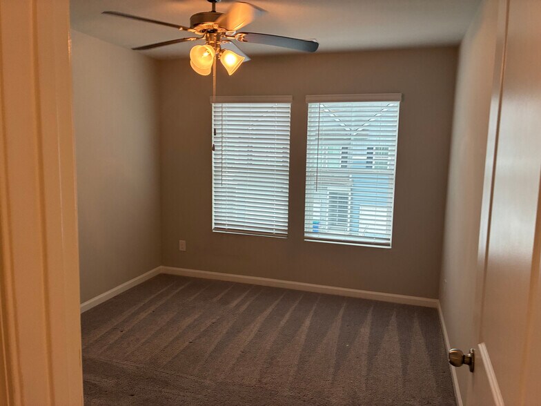 Building Photo - Room in Townhome on The Way Pl