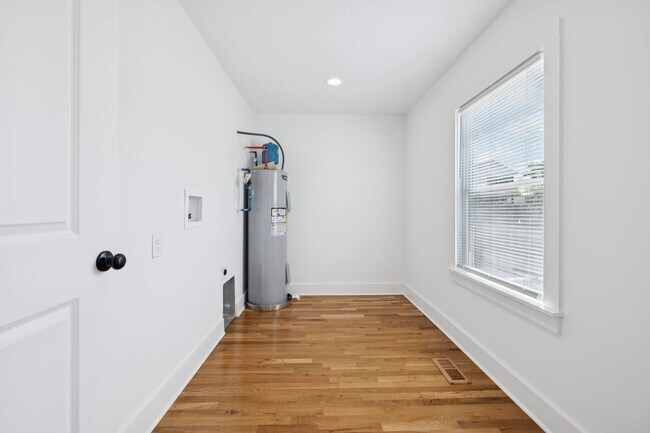 Building Photo - Beautifully Remodeled Home Just Minutes From Downtown Nashville