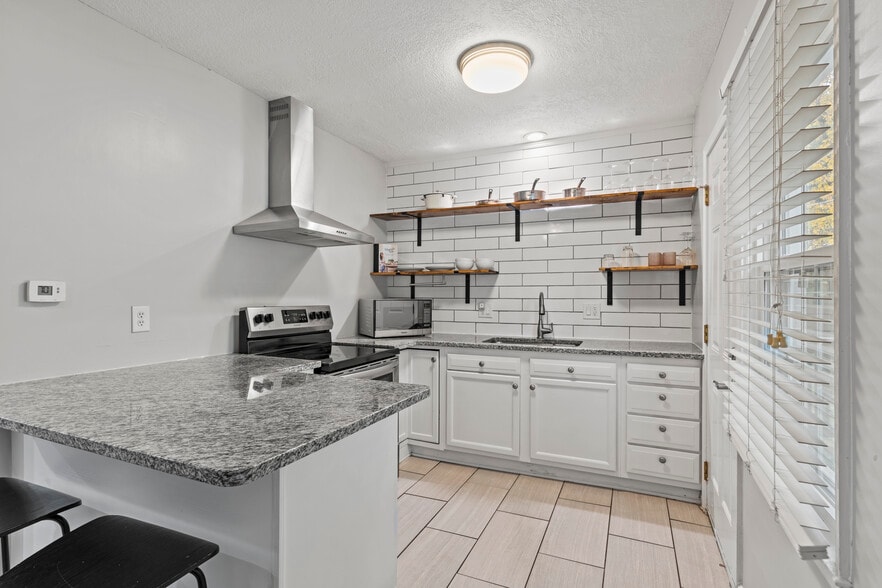 Building Photo - 1235 W 79th St
