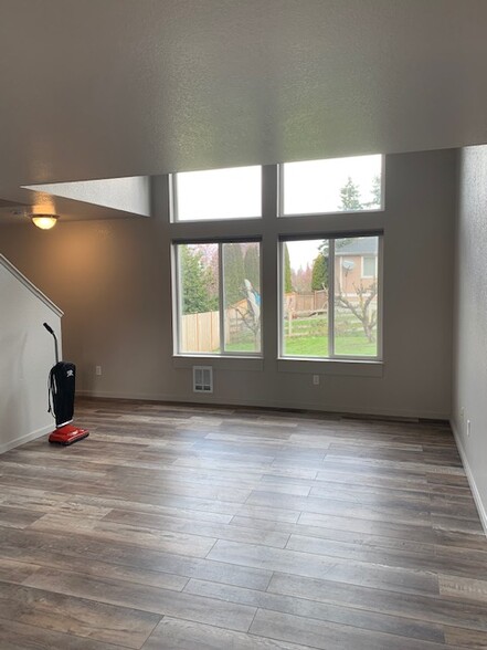 Building Photo - 5031 Sunnyside Blvd