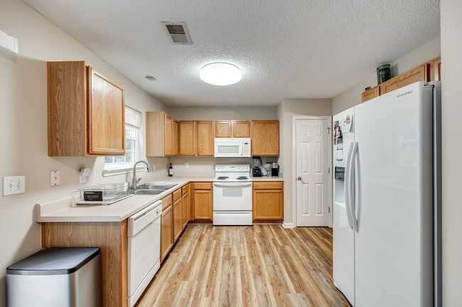 Building Photo - Beautiful, well maintained home in the hea...