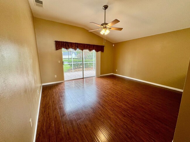 Building Photo - IMMACULATE 2 Bedroom / 2 Bathroom in Count...