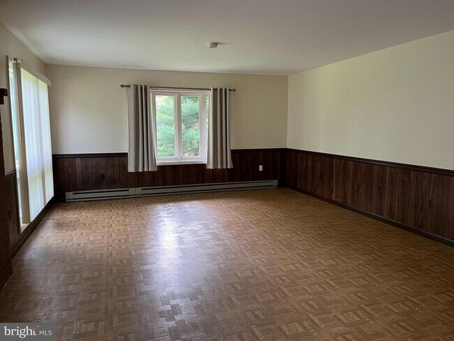 Building Photo - 8 Fernwood Dr