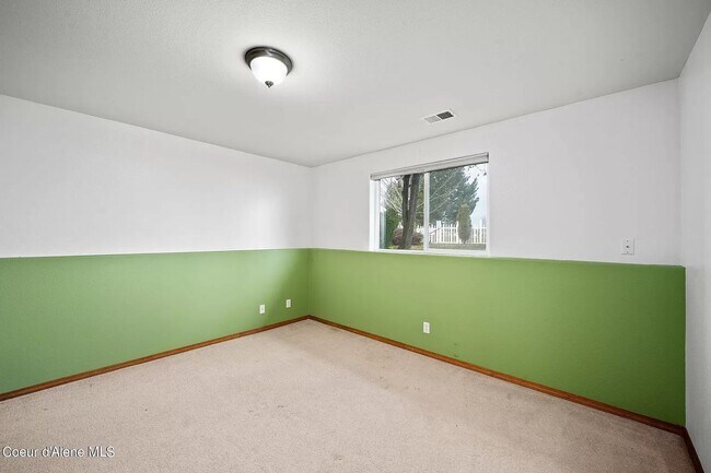 Building Photo - Large Home in Strawberry Fields