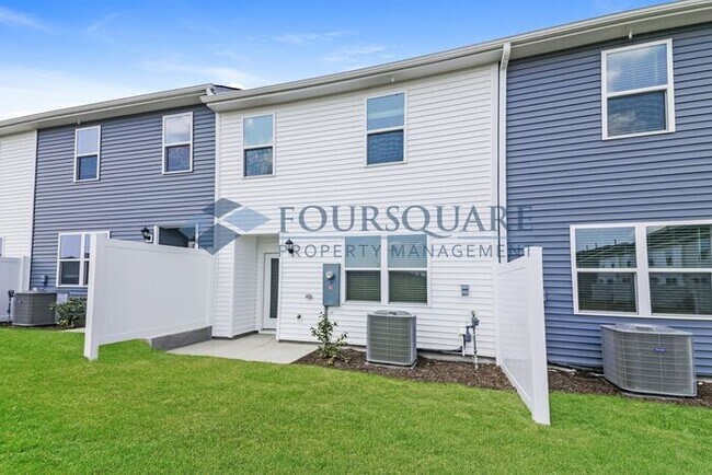 Building Photo - Townhome | Back Patio | Single Car Garage|...