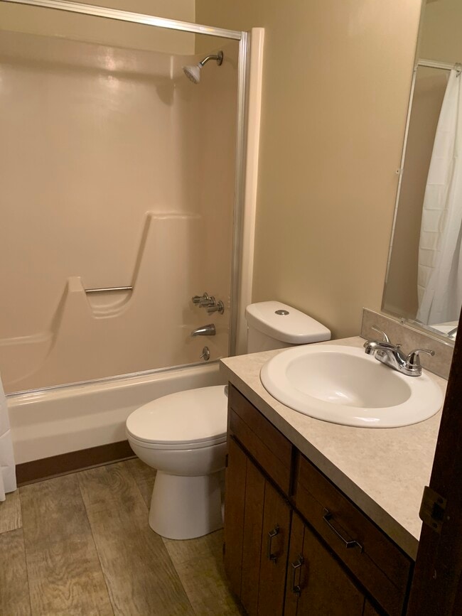 Full bath - upstairs - 475 W Mae Rose Ave