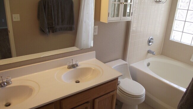 Building Photo - East El Paso 4 Bed Refrig A/C