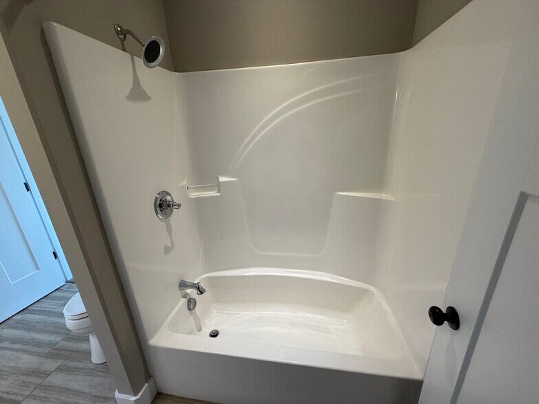 Building Photo - 1124 Cross Pointe Dr