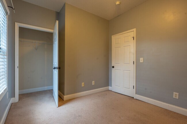 Building Photo - Rent-Ready 3BR/2.5BA Townhouse with 2-Car Garage Near Johnson City Hospital