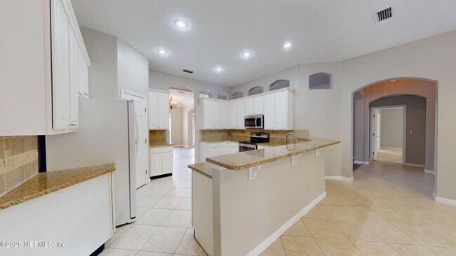 Building Photo - 11861 Lake Fern Dr